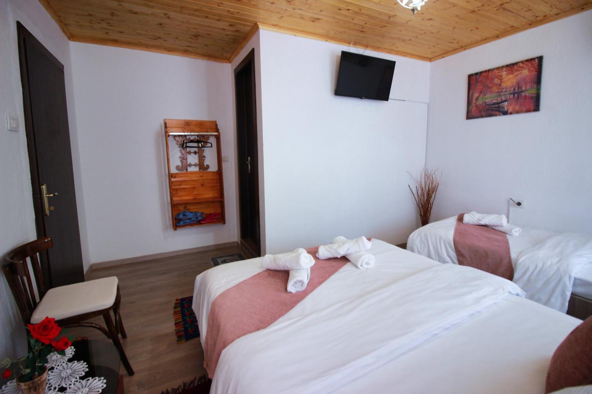 Guest House Denis Gjirokastra Kültér fotó